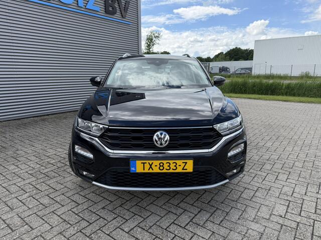 Volkswagen T-Roc 1.0 TSI Style Trekhaak LMV Airco ACC PDC voor en achterzijde