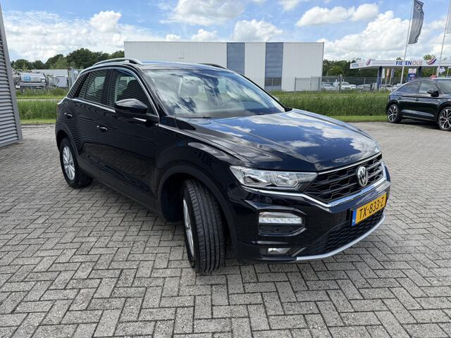 Volkswagen T-Roc 1.0 TSI Style Trekhaak LMV Airco ACC PDC voor en achterzijde