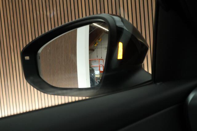 Volkswagen T-Roc 1.5 eTSI 150pk DSG R-Line First Edition Trekhaak Camera Stoelverwarming Adaptive Cruise Carplay