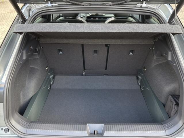 Volkswagen T-Roc 1.5 eTSI R-LINE ZWART-DAK/PANO-DAK/TREKHAAK/CAMERA/19''INCH/IQ-LIGHTS