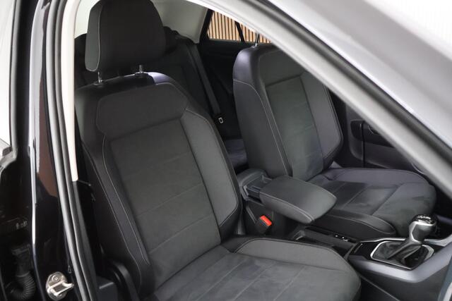 Volkswagen T-Roc 1.5 TSI 150pk DSG Style Trekhaak Virtual Cockpit Stoelverwarming Navigatie