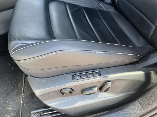 Volkswagen T-Roc 1.5 TSI R-Line / AUTOMAAT/ TREKHAAK/ LEER/ 2x R-LINE/ KEYLESS/ DIGITAL DASH/ APP-CONNECT/ DAB/ CLIMATE/ STOELVERWARMING/ PARK. SENSOREN + CAMERA/ NAVI/ 19" LMV