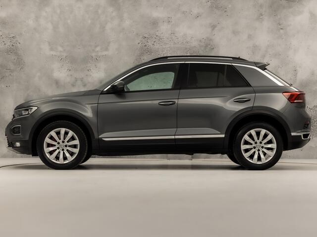 Volkswagen T-Roc 1.5 TSI Sport 150Pk (APPLE CARPLAY, GROOT NAVI, CLIMATE, STOELVERWARMING, ZWART HEMEL, LED KOPLAMPEN, SPORTSTOELEN, GETINT GLAS, ELEK ACHTERKLEP, ADAPTIVE CRUISE, NIEUWSTAAT)