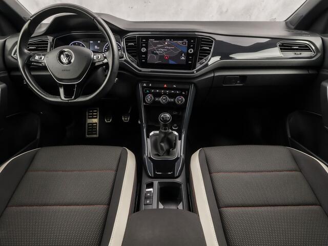 Volkswagen T-Roc 1.5 TSI Sport 150Pk (APPLE CARPLAY, GROOT NAVI, CLIMATE, STOELVERWARMING, ZWART HEMEL, LED KOPLAMPEN, SPORTSTOELEN, GETINT GLAS, ELEK ACHTERKLEP, ADAPTIVE CRUISE, NIEUWSTAAT)