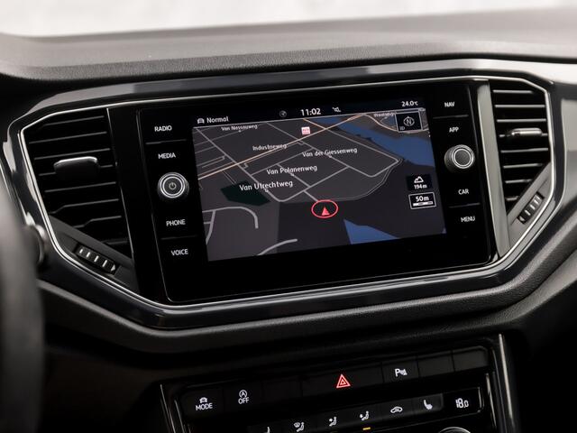 Volkswagen T-Roc 1.5 TSI Sport 150Pk (APPLE CARPLAY, GROOT NAVI, CLIMATE, STOELVERWARMING, ZWART HEMEL, LED KOPLAMPEN, SPORTSTOELEN, GETINT GLAS, ELEK ACHTERKLEP, ADAPTIVE CRUISE, NIEUWSTAAT)