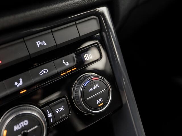 Volkswagen T-Roc 1.5 TSI Sport 150Pk (APPLE CARPLAY, GROOT NAVI, CLIMATE, STOELVERWARMING, ZWART HEMEL, LED KOPLAMPEN, SPORTSTOELEN, GETINT GLAS, ELEK ACHTERKLEP, ADAPTIVE CRUISE, NIEUWSTAAT)
