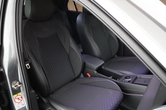Volkswagen T-Roc 1.5 eTsi 150pk DSG R-Line First Edition Trekhaak Camera Stoelverwarming Keyless Virtual Cockpit Navigatie