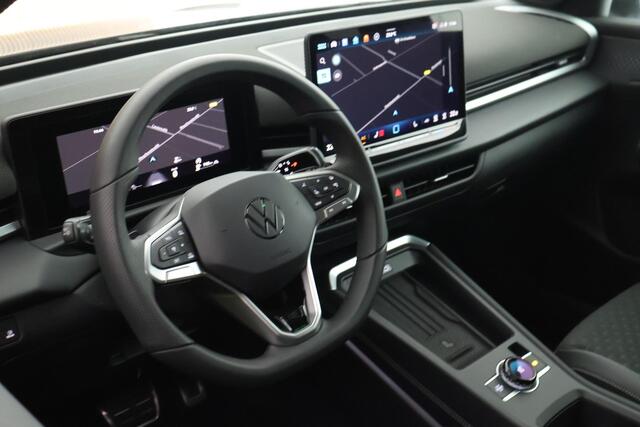 Volkswagen T-Roc 1.5 eTsi 150pk DSG R-Line First Edition Trekhaak Camera Stoelverwarming Keyless Virtual Cockpit Navigatie