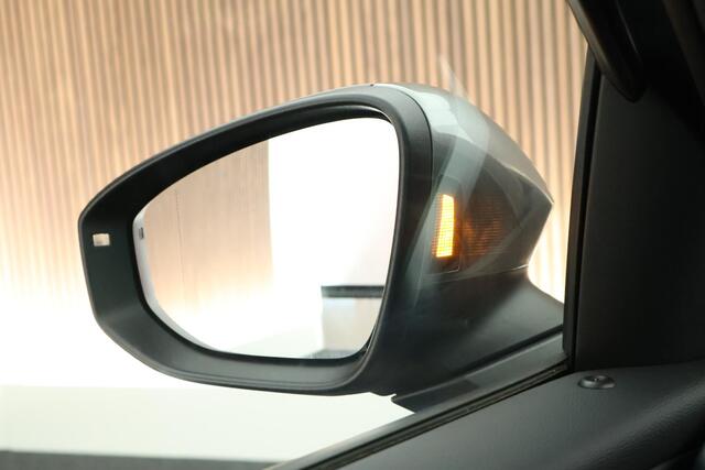 Volkswagen T-Roc 1.5 eTsi 150pk DSG R-Line First Edition Trekhaak Camera Stoelverwarming Keyless Virtual Cockpit Navigatie