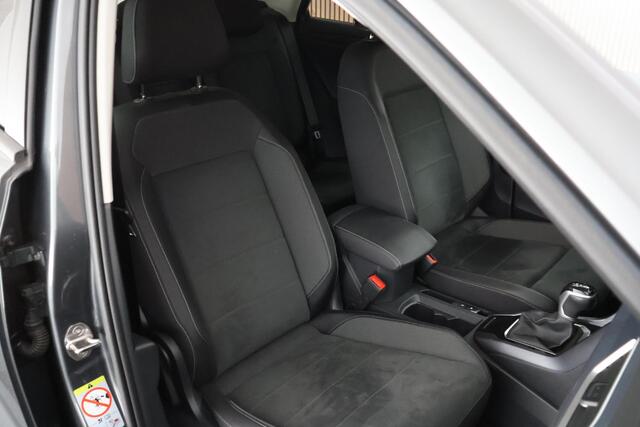 Volkswagen T-Roc 1.5 TSI 150pk DSG Style Trekhaak Camera Stoelverwarming Massage Virtual Cockpit Navigatie