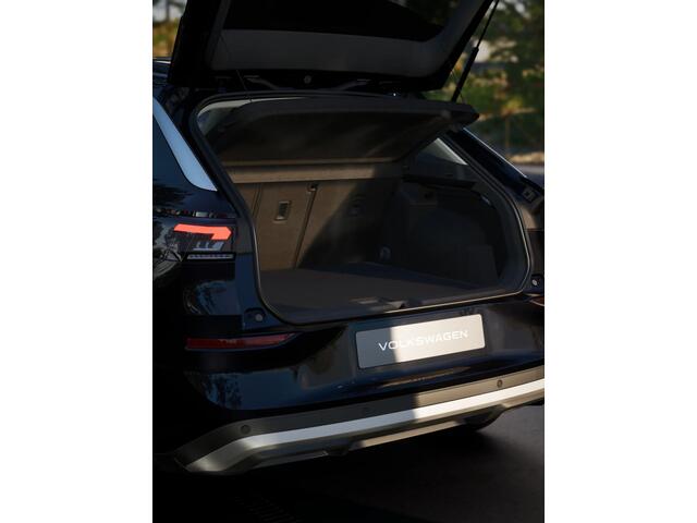 Volkswagen T-Roc 1.5 eTSI 116 7DSG Life First Edition | 'App-Connect' draadloze smartphone integratie | Automatische afstandsregeling (Adaptive Cruise Control) | Buitenspiegels elektrisch instel-, verwarm- en inklapbaar