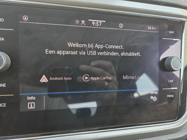 Volkswagen T-Roc 1.5 TSI Sport / Stoelverwarming / Achteruitrijcamera / Navigatie / Trekhaak / Apple CarPlay/Android Auto / All Season banden / Climate Control /