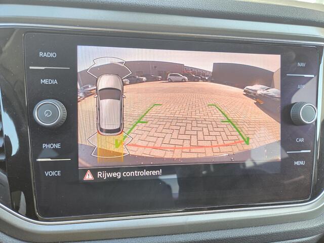 Volkswagen T-Roc 1.5 TSI Sport / Stoelverwarming / Achteruitrijcamera / Navigatie / Trekhaak / Apple CarPlay/Android Auto / All Season banden / Climate Control /