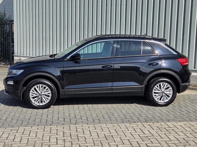 Volkswagen T-Roc 1.5 TSI Sport / Stoelverwarming / Achteruitrijcamera / Navigatie / Trekhaak / Apple CarPlay/Android Auto / All Season banden / Climate Control /
