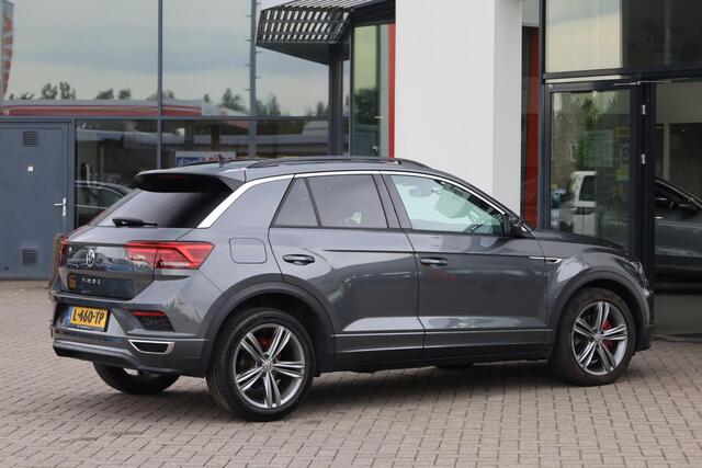 Volkswagen T-Roc 1.5 TSI Sport Business R 150PK / 110kW DSG, Panoramadak, R-Line in- en exterieur, achteruitrijcamera (rear view), parkeersensoren voor en achter (pdc), 18" 'Sebring' LMV, elektrisch verstel-, verwarm- en inklapbare buitenspiegels (spiegelpakket), lendesteun, LED verlichting, navigatie, verwarmbare voorstoelen, DAB+, elektrische achterklep, adaptieve cruise control (acc), Apple Carplay & Android Auto, keyless start & entry etc.