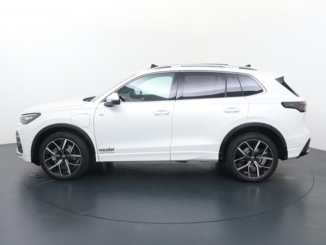 Volkswagen TIGUAN 1.5 eHybrid 150kW/204pk R-Line Edition DSG | Trekhaak met wegklapbare kogel | Stoel- & stuurwielverwarming | Panoramadak |