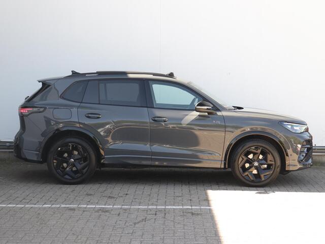 Volkswagen TIGUAN 1.5 eTSI R-Line | Panoramadak | Black style | Dodehoekdetectie | Camera | Massagestoelen |