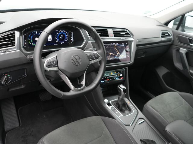 Volkswagen TIGUAN 1.4 TSI Elegance Plug In Hybrid 245pk | PHEV | Trekhaak af Fabriek | Adaptive Cruise | Stuur/Stoel Verwarming | IQ Light | 18"L.M | Carplay | Camera | Digitaal Cockpit |