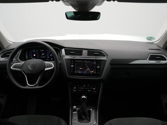 Volkswagen TIGUAN 1.4 TSI Elegance Plug In Hybrid 245pk | PHEV | Trekhaak af Fabriek | Adaptive Cruise | Stuur/Stoel Verwarming | IQ Light | 18"L.M | Carplay | Camera | Digitaal Cockpit |