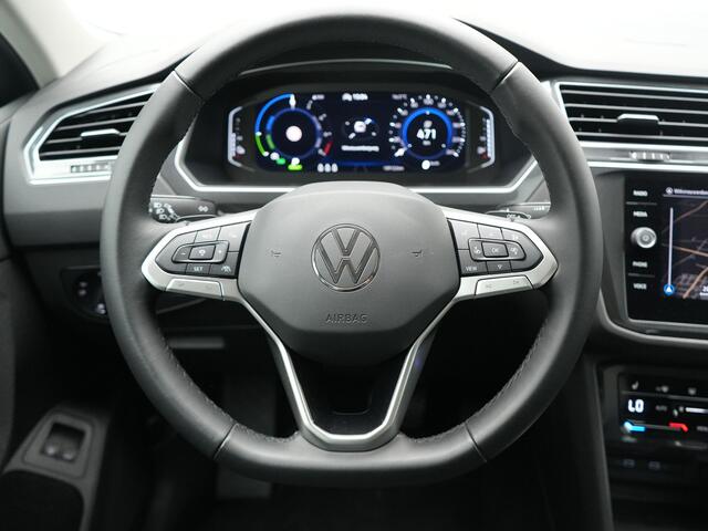 Volkswagen TIGUAN 1.4 TSI Elegance Plug In Hybrid 245pk | PHEV | Trekhaak af Fabriek | Adaptive Cruise | Stuur/Stoel Verwarming | IQ Light | 18"L.M | Carplay | Camera | Digitaal Cockpit |