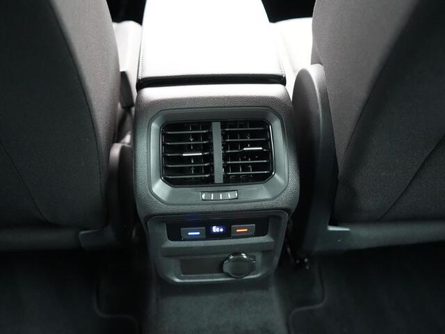Volkswagen TIGUAN 1.4 TSI Elegance Plug In Hybrid 245pk | PHEV | Trekhaak af Fabriek | Adaptive Cruise | Stuur/Stoel Verwarming | IQ Light | 18"L.M | Carplay | Camera | Digitaal Cockpit |