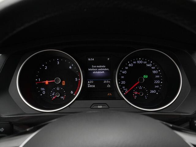 Volkswagen TIGUAN 2.0 TDI 190 pk DSG 4Motion Highline | Trekhaak | Rondomzicht camera | Head-up display | Navigatie | Stoelverwarming | 18 inch