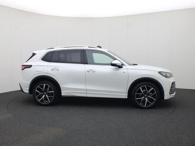 Volkswagen TIGUAN 1.5 eTSI/150PK R-Line DSG · Panoramadak · Trekhaak · 360° Camera + Parkeersensoren · Head-Up Display · Harman Kardon · Achterbank verwarmd · Garantie tot 01-01-2026