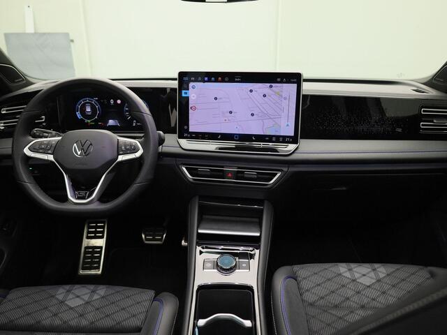Volkswagen TIGUAN 1.5 eTSI/150PK R-Line DSG · Panoramadak · Trekhaak · 360° Camera + Parkeersensoren · Head-Up Display · Harman Kardon · Achterbank verwarmd · Garantie tot 01-01-2026
