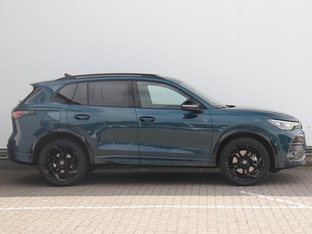 Volkswagen TIGUAN 1.5 eHybrid R-Line Edition | Trekhaak | Black style | Panoramadak | 360° Camera | Stoel & stuurverwarming | 20'' LM |