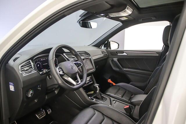 Volkswagen TIGUAN R-Line Business+ 1.4 TSI eHybrid 245pk DSG Automaat Trekhaak, Panoramadak, Lederen bekleding, Elektrische achterklep, Head up display, Adaptive cruise control, Achteruitrijcamera