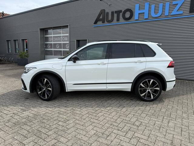 Volkswagen TIGUAN 1.4 TSI eHybrid R-Line Panoramadak Stuurverwarming Lederen interieur Trekhaak Leder Elek Stoelverstelling Head-Up Display 20 Inch Keyless Entry Carplay BTW Auto