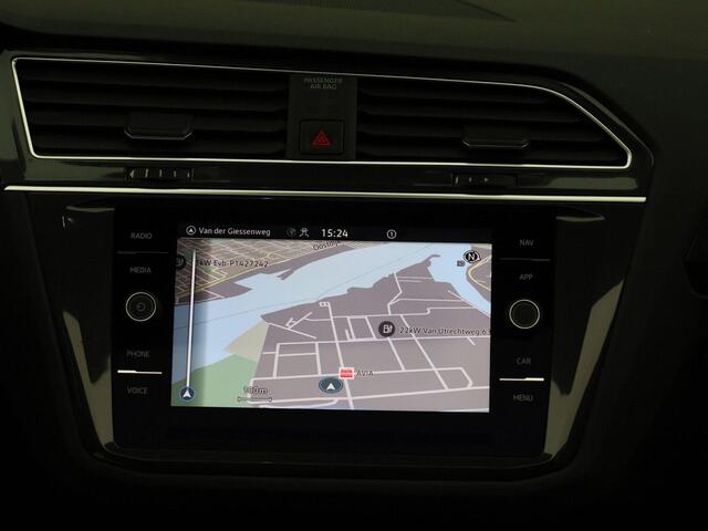 Volkswagen TIGUAN 1.4 TSI eHybrid R-Line Business+ · Panoramadak · Camera + Parkeersensoren · Navigatie ·
