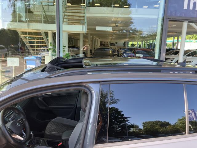 Volkswagen TIGUAN 1.5 TSI 150pk DSG R-Line / Panoramadak / Trekhaak Elek. / 20" LMV / Black Style / Camera / Stuur en Stoelverwarming / IQ LED Matrix