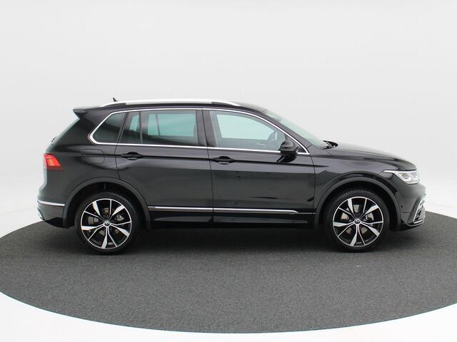 Volkswagen TIGUAN 1.4 TSi 145 Pk eHybrid R-Line Business Automaat | Trekhaak | LED | Stoel en Stuur Verwarming | Adaptive Cruise | Carplay | Navigatiesysteem | Parkeersensoren | Camera | Elektrische Achterklep | 20 Inch | 30.380 Km!!