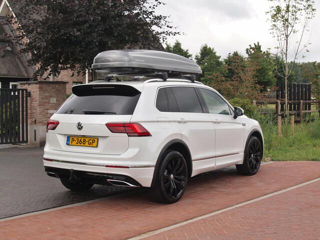 Volkswagen TIGUAN 2.0 TSI 4Motion Highline | R-Line | Panoramadak | Camera | Trekhaak | Apple Carplay | Dakkoffer |