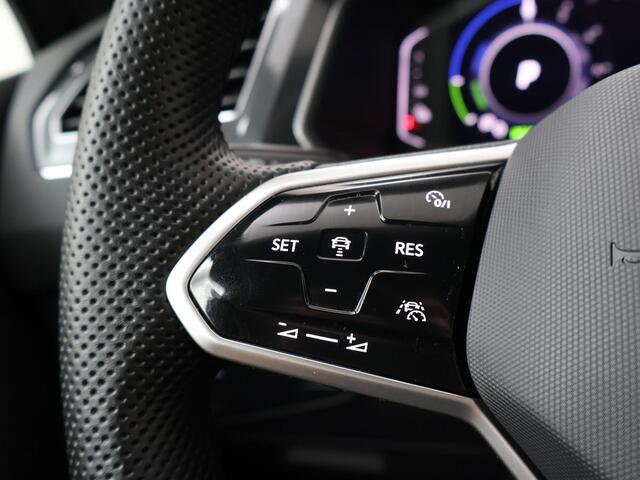 Volkswagen TIGUAN 1.4 TSI eHybrid R-Line Business | 245 PK | SoH 100% | Automaat | Trekhaak wegklapbaar | Stoelverwarming | R-line interieur | Panoramadak |