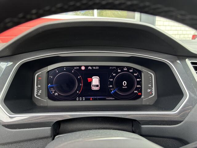 Volkswagen TIGUAN 1.5 TSI Life Business TREKHAAK / PANORAMADAK / FULL LED / STOELVERW / STUURVERW / ACC / NL-AUTO