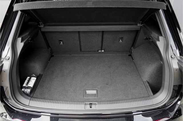 Volkswagen TIGUAN 1.5 TSI R-Line Black Style Pano Camera Trekhaak 20"