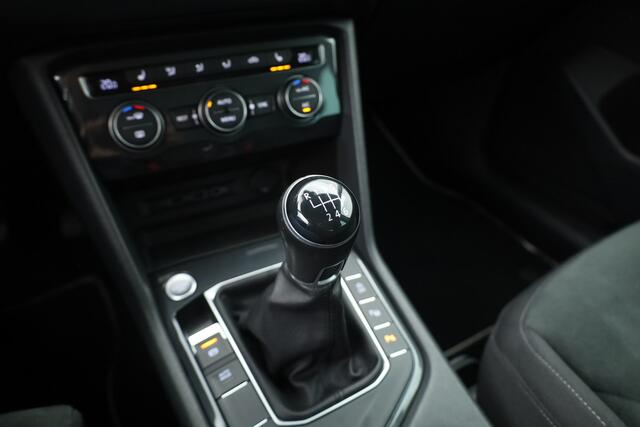 Volkswagen TIGUAN 1.5 TSI Life Business | Adapt. Cruise | Camera | Trekhaak | Keyless | 18'' | Navi | Stoelverw.
