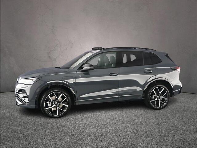 Volkswagen TIGUAN R-Line Edition 1.5 TSI eHybrid 272pk DSG Automaat Trekhaak, Panoramadak, Black Style, Navigatie, Adaptive cruise control, 360 camera, Achteruitrijcamera