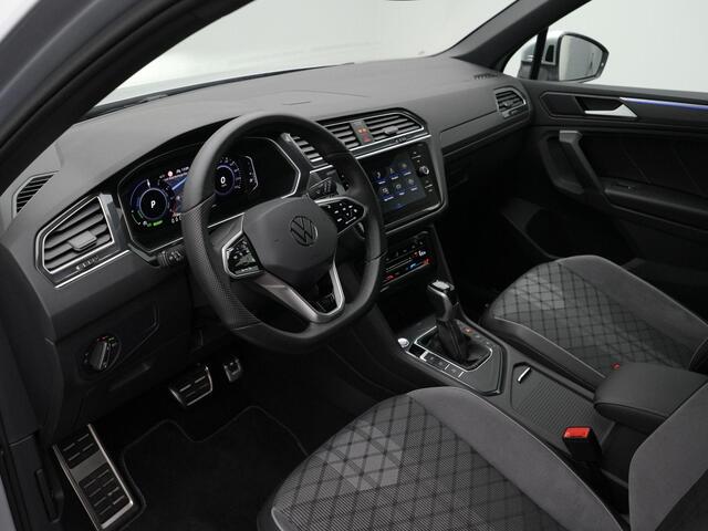 Volkswagen TIGUAN 1.4 TSI 245 pk DSG eHybrid R-Line Business | Panoramadak | Trekhaak | Rondomzicht camera | Adaptief onderstel | Stuur-/stoelverwarming