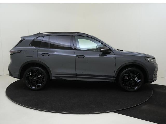 Volkswagen TIGUAN R-Line Edition - eHybrid | 'App-Connect' draadloze smartphone integratie | Automatische afstandsregeling (Adaptive Cruise Control) | Black Style Pakket