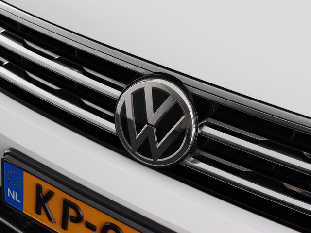 Volkswagen TIGUAN 2.0 TSI 4Motion Highline (Nl-Auto / Elek. Trekhaak / Pano / Massage / ACC / Navi / 19'')