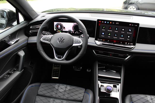 Volkswagen TIGUAN 1.5 eHybrid R-Line Edition Black Style | Head-Up Display | Panoramdak | 360 Camera | 272 PK | Massage Stoelen | IQ.Lights | Elektrische Kofferklep | Stoel/Stuur Verwarming | Draadloze Telefoonlader | Virtual Cockpit | Adaptive Cruise | Naviagtie | Zweerve