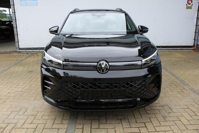 Volkswagen TIGUAN 1.5 eHybrid R-Line Edition Black Style | Head-Up Display | Panoramdak | 360 Camera | 272 PK | Massage Stoelen | IQ.Lights | Elektrische Kofferklep | Stoel/Stuur Verwarming | Draadloze Telefoonlader | Virtual Cockpit | Adaptive Cruise | Naviagtie | Zweerve