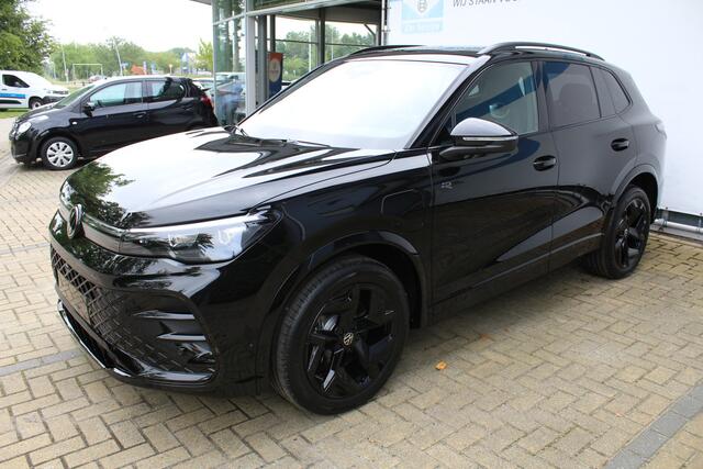 Volkswagen TIGUAN 1.5 eHybrid R-Line Edition Black Style | Head-Up Display | Panoramdak | 360 Camera | 272 PK | Massage Stoelen | IQ.Lights | Elektrische Kofferklep | Stoel/Stuur Verwarming | Draadloze Telefoonlader | Virtual Cockpit | Adaptive Cruise | Naviagtie | Zweerve