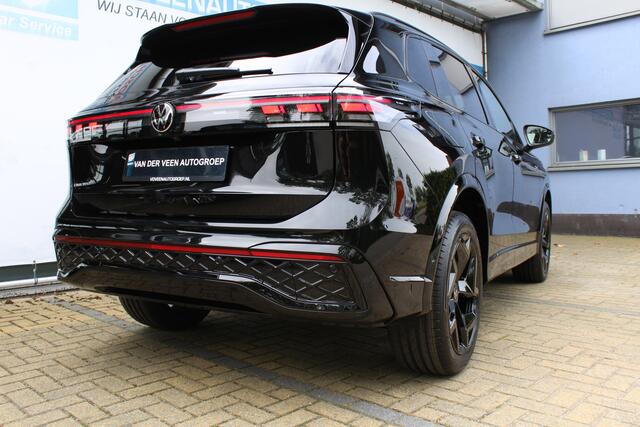 Volkswagen TIGUAN 1.5 eHybrid R-Line Edition Black Style | Head-Up Display | Panoramdak | 360 Camera | 272 PK | Massage Stoelen | IQ.Lights | Elektrische Kofferklep | Stoel/Stuur Verwarming | Draadloze Telefoonlader | Virtual Cockpit | Adaptive Cruise | Naviagtie | Zweerve