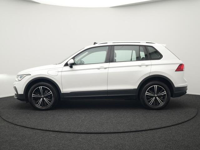 Volkswagen TIGUAN TSI eHybrid Plug In Hybrid 245pk Dealer O.H PHEV | Panodak | Adaptive Cruise | Camera | Sportstoelen Verwarmd | IQ Light | Travel Assist | Apple Carplay | Virtual | Navigatie | DAB |
