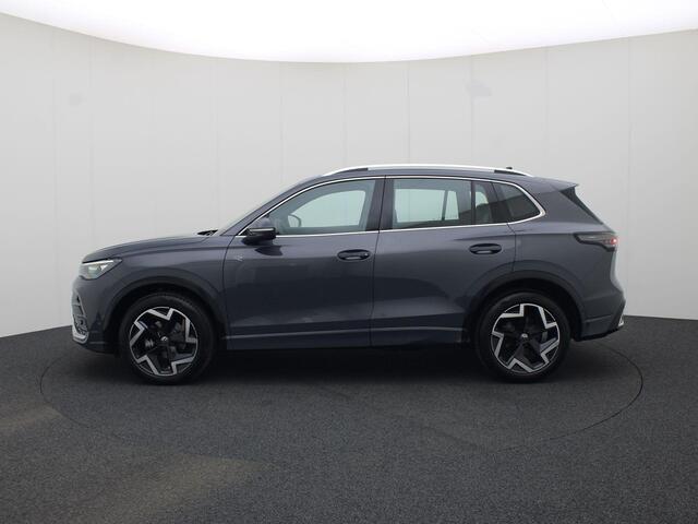Volkswagen TIGUAN 1.5 eTsi 150pk DSG R-Line Edition · 360 Camera · Keyless · IQ.Light · Alarm · Massage · Elek. Achterklep · Dodehoek Detectie · 19'' Inch ·