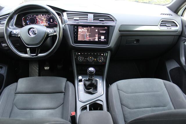 Volkswagen TIGUAN 1.5 TSI Comfortline Business R-Line | Incl. 12 maanden Garantie | Panorama dak | Stoelmassage | Virtual cockpit | Schuif/kantel dak | Stoelverwarming | Keyless entry/start | Elektrische kofferklep | Trekhaak | Parkeersensoren V+A | Climate controle | Navi